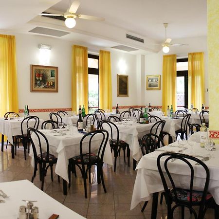 Hotel Aurora Кастильоне дела Пеская Екстериор снимка