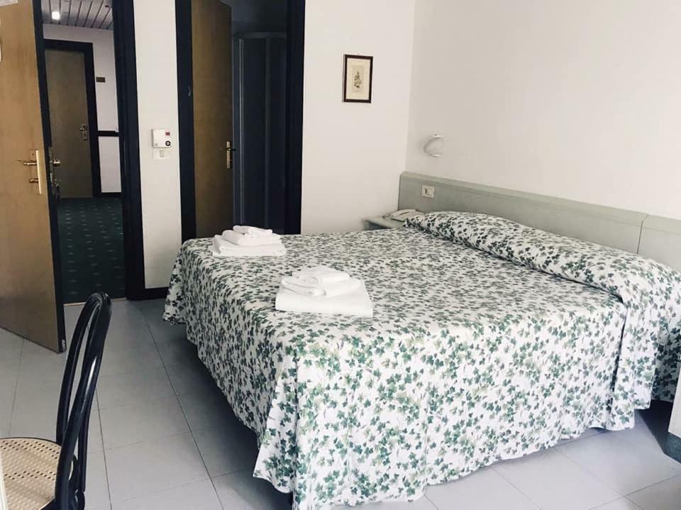 Hotel Aurora Кастильоне дела Пеская Екстериор снимка